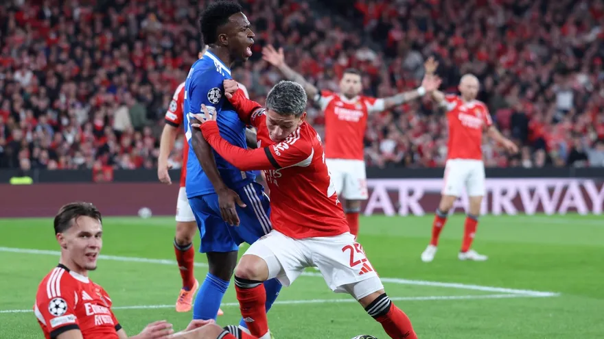 Vinicius Júnior (i) y Gianluca Prestianni (d) se enfrentan