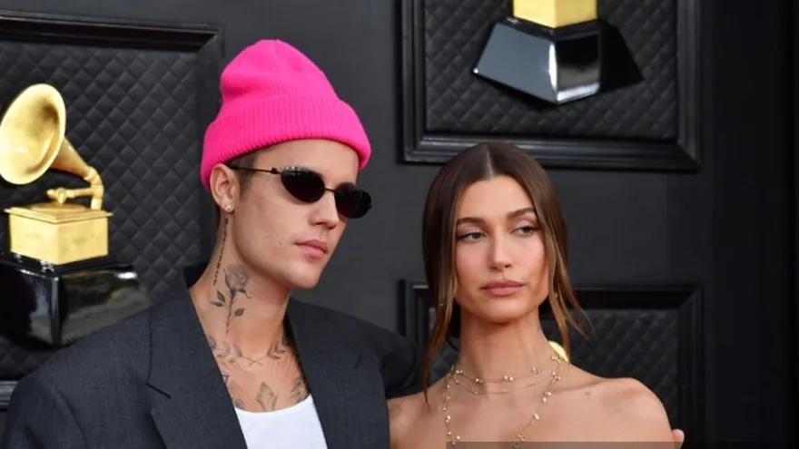 Justin Bieber junto a su esposa Hailey Bieber.