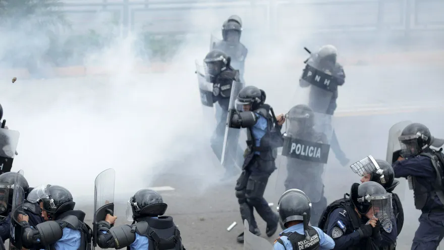 Un centenar de personas se enfrenta a efectivos de la Policía hondureña en el segundo día de paro nacional, en Tegucigalpa, Honduras.