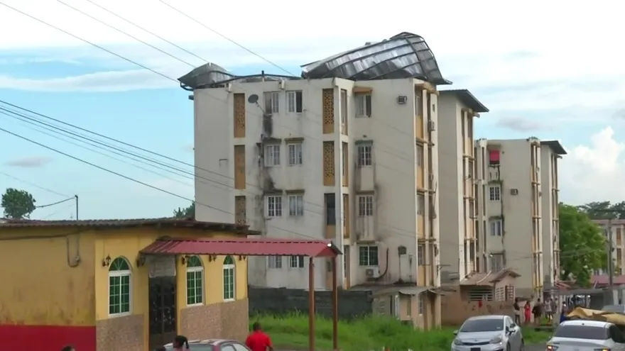 Desprendimiento de techo en un edificio multifamiliar en San Joaquín, Pedregal.
