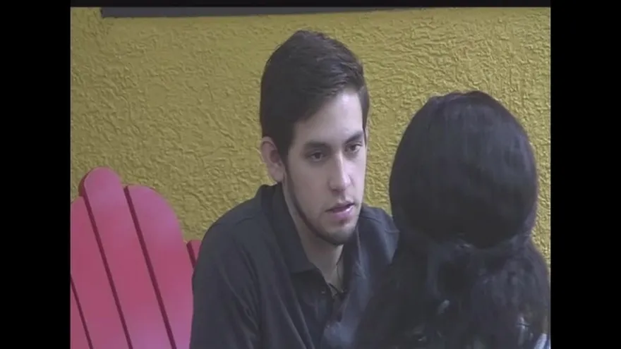 Alejandro enojado por las toallas.