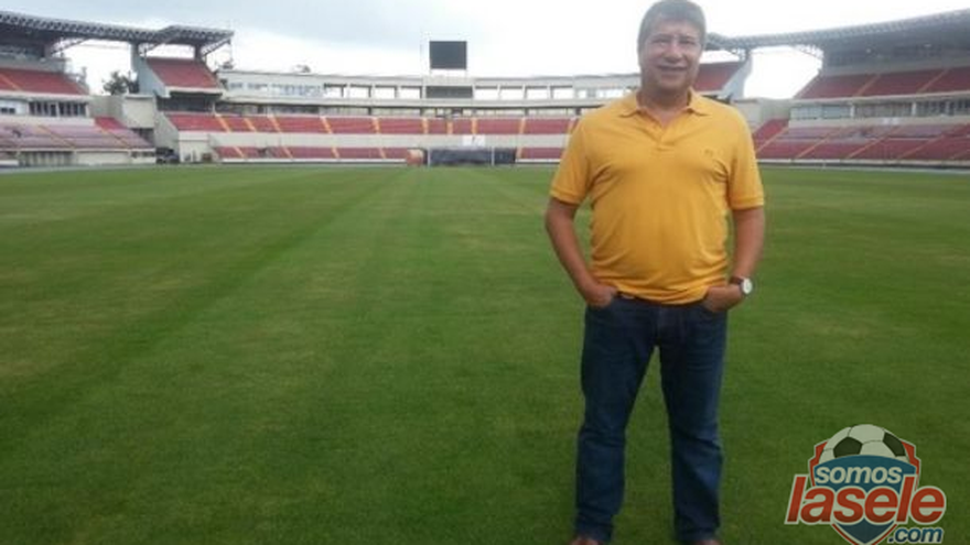 Bolillo Gómez inspeccionó el césped del Rommel Fernández