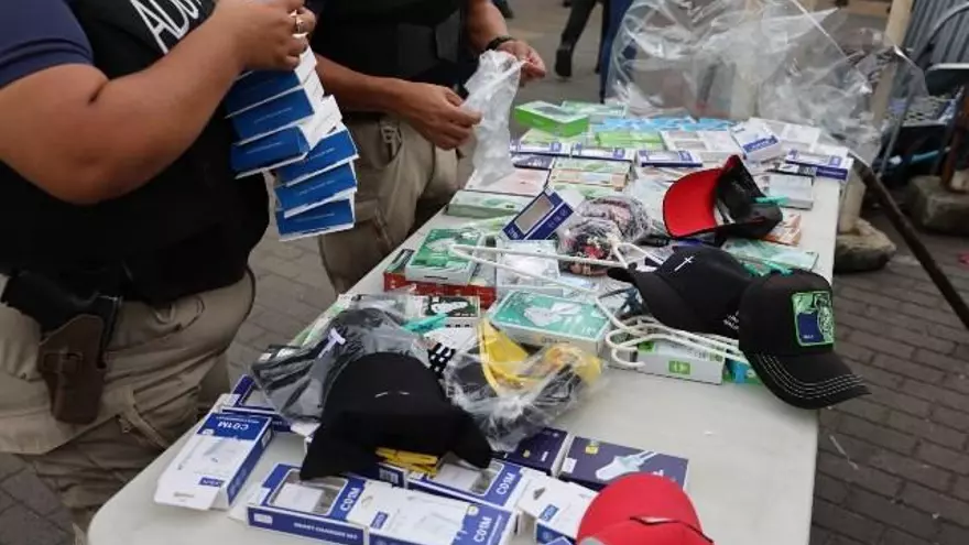 Aduanas apoya operativo contra comercio informal en estación del Metro