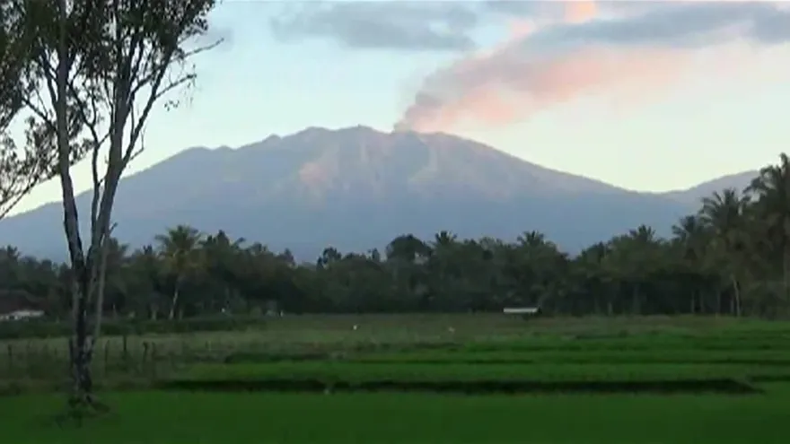 Miles de turistas varados en Indonesia por volcán