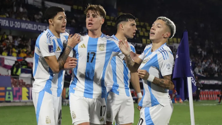 Mateo Silvetti (2do. a la izquierda) celebra con sus compaleros de la Selección Sub-20 de Argentina