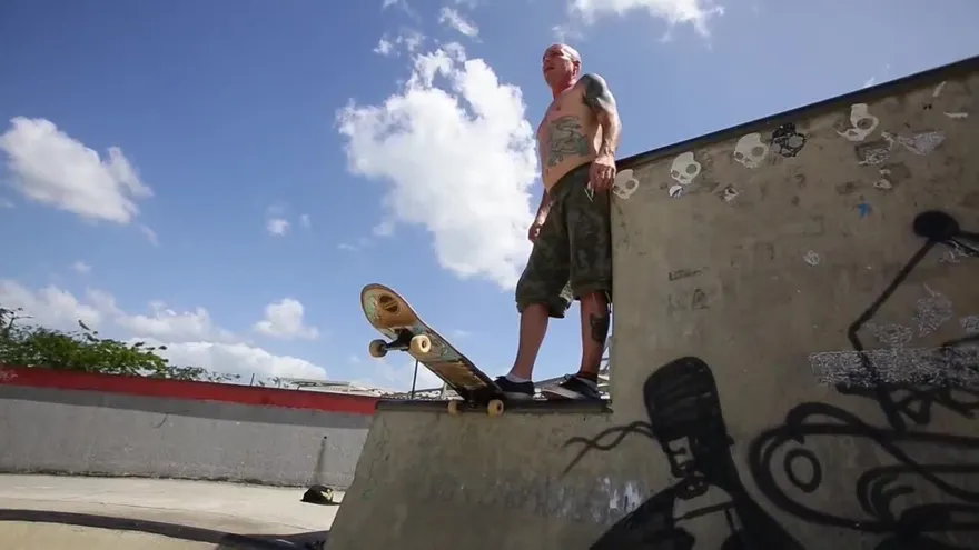 Pionero de la patineta en Panamá reinventa su pasión y convierte tablas en bancas