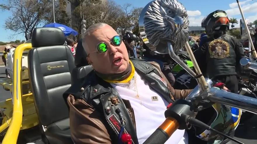 Bolsonaro encabeza caravana con simpatizantes tras semana de tensiones