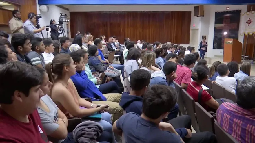 Universitarios debaten sobre las uniones del mismo sexo