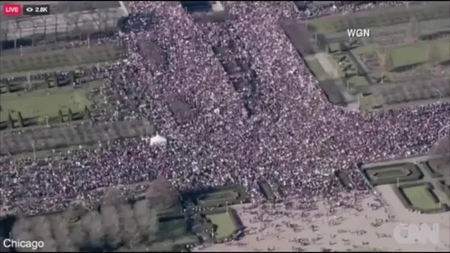 Miles de mujeres marchan contra Trump en EEUU. Imágenes de CNN en Chicago.