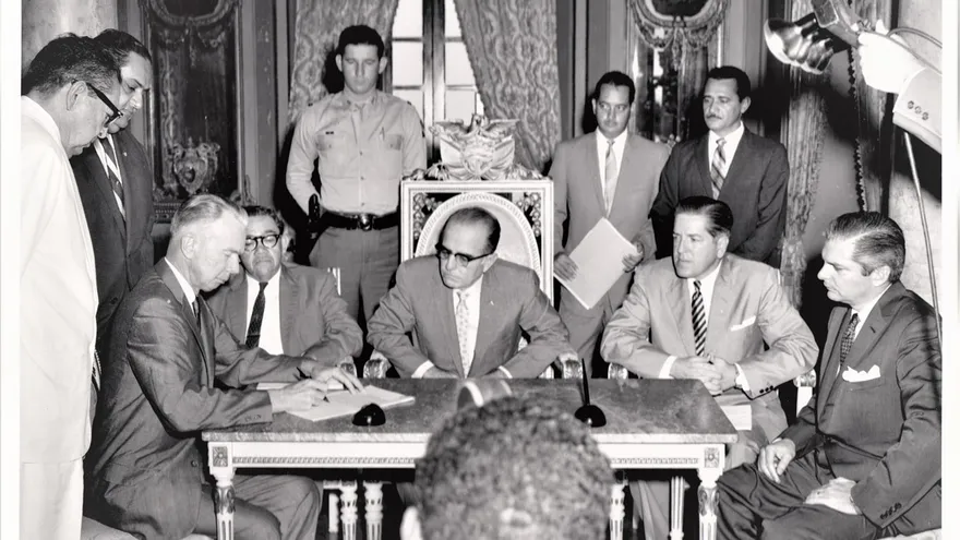 Presidente Roberto F. Chiari (centro) y el gobernador de la Zonal del Canal William A. Carter (izquierda)