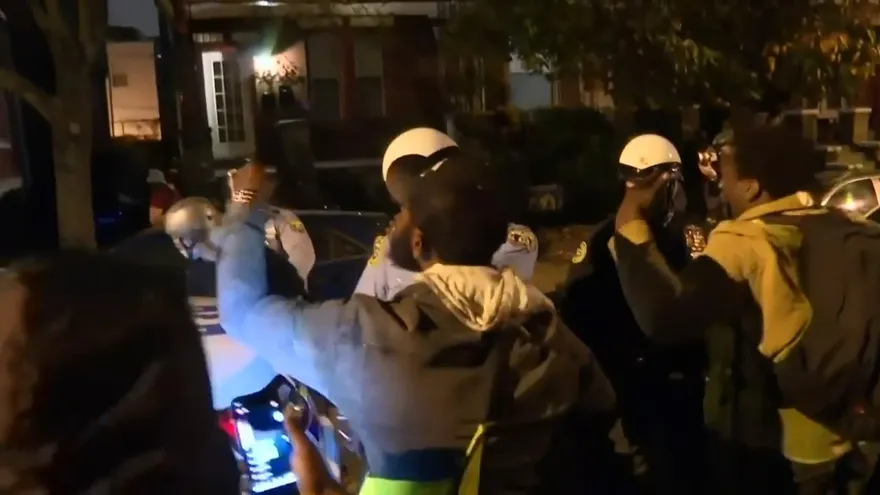 Segunda noche de violencia en Filadelfia tras muerte de hombre negro abatido por la policía