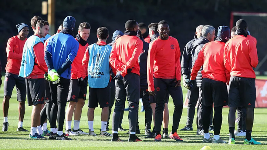 Jugadores del Mánchester United en su entrenamiento previo al juego contra el Fenerbahçe