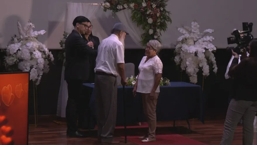 una pareja se casan despues de estar unidos por mas de 49 años , en el tribunal electoral