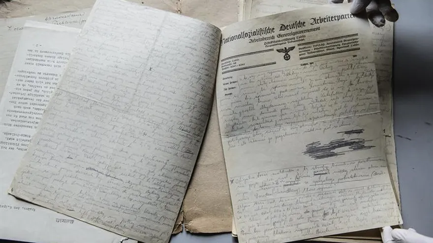 Vista de unos doscumentos escritos a mano escritos por judíos después de la Segunda Guerra Mundial en 'Grodzka Gate - NN Theatre'.