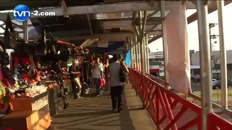 Buhoneros vuelven a tomarse puente de Los Pueblos