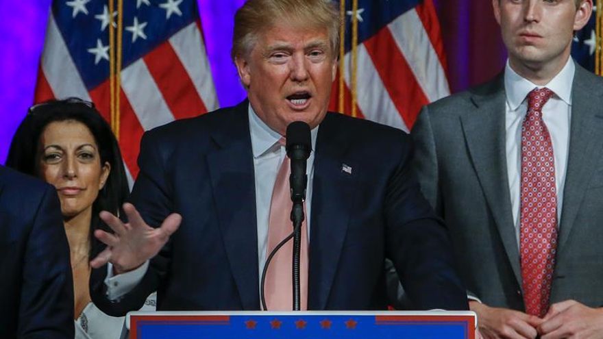 El magnate inmobiliario Donald Trump (c).