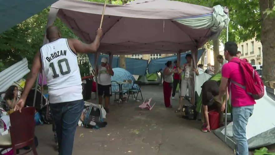 Expulsados, más de cien latinos acampan frente a una alcaldía cerca de París