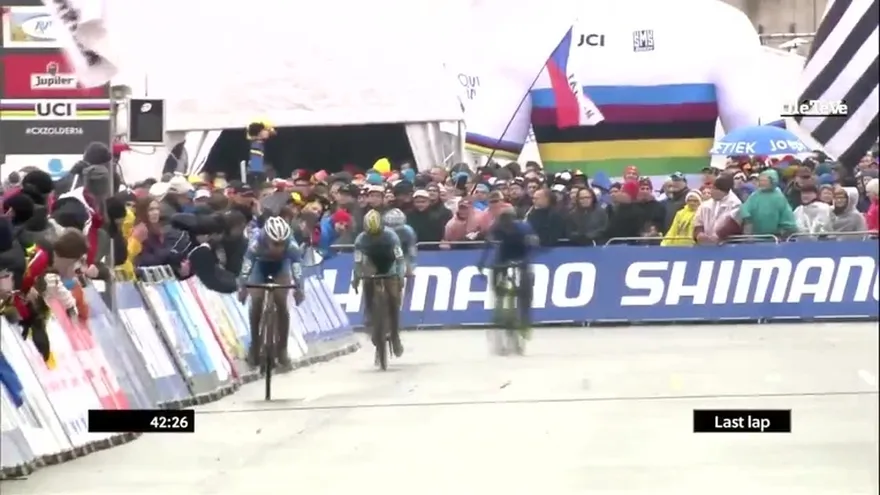 Ciclista celebró antes de tiempo y perdió el oro