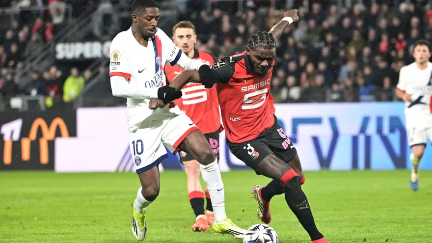 Ousmane Dembélé (i) y Lilian Brassier (d) disputan el balón durante el partido entre el PSG y el Rennes