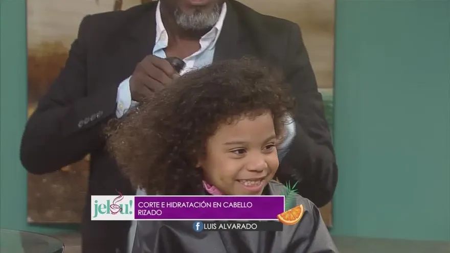 Corte e hidratación en el cabello rizado