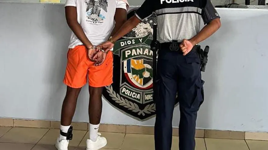 Uno de los hombres aprehendidos con oficio de captura por robo a mano armada en la estación del Metro de San Miguelito