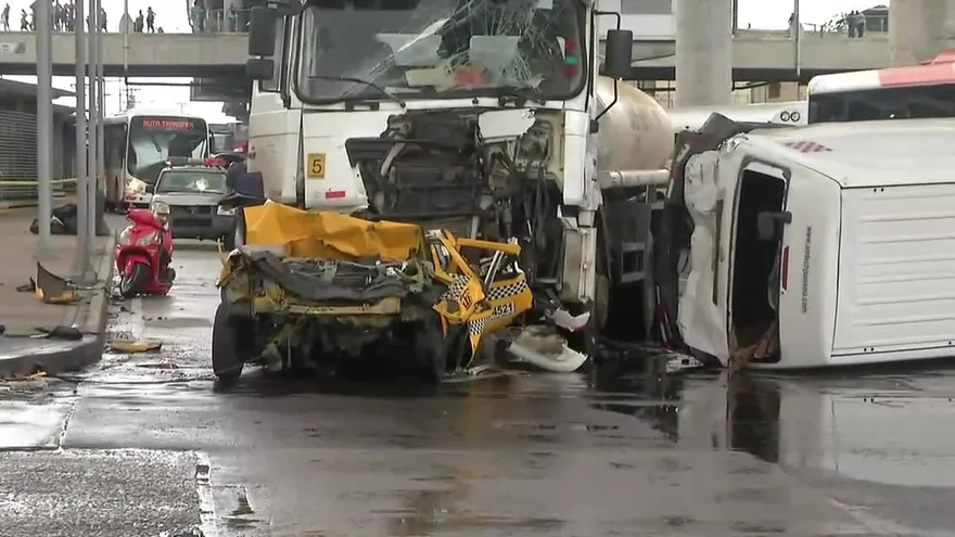 Cuatro heridos en accidente entre varios vehículos en Los Andes, San Miguelito