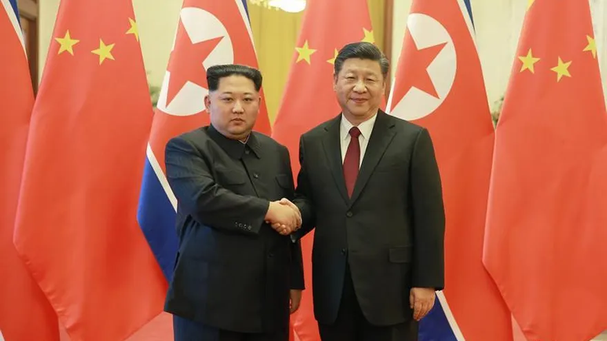 Fotografía sin fecha facilitada por la agencia estatal de noticias norcoreana KCNA que muestra al líder norcoreano, Kim Jong-un (i), y al presidente chino, Xi Jinping, durante su encuentro en Pekín, China.