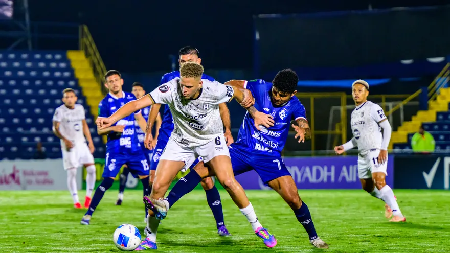 Acción del partido entre CAI y Cartaginés en la Copa Centroamericana 2025
