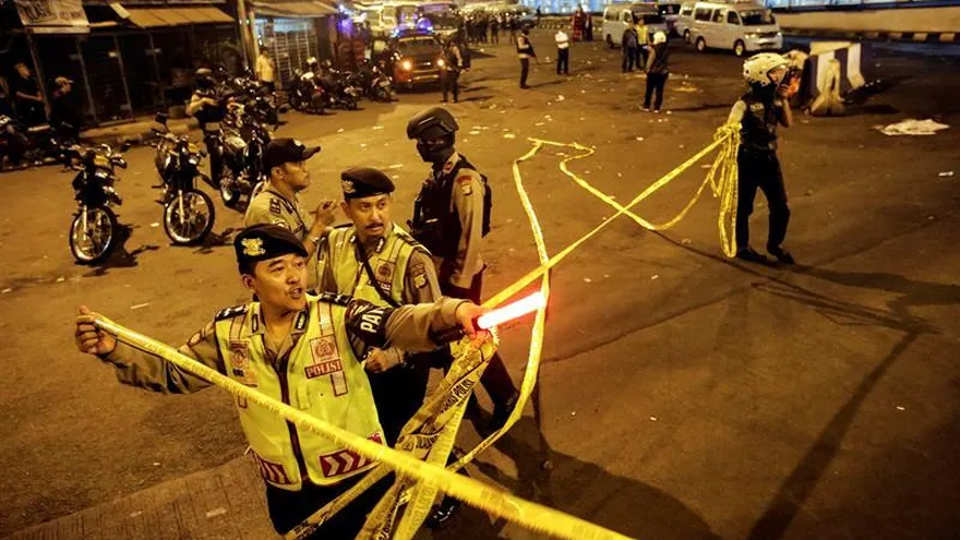 Policías indonesios acordonan la zona en la que se han registrado múltiples explosiones cerca de una estación de autobuses en Yakarta, Indonesia, 24 de mayo de 2017.