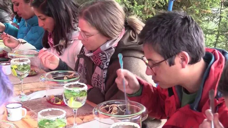"Cascándole" , la iniciativa que lleva comida a los barrios periféricos de La Paz