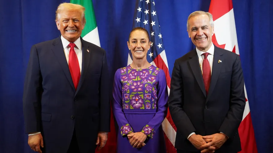 El presidente Donald Trump junto con la presidenta mexicana, Claudia Sheinbaum, y el primer ministro de Canadá, Mark Carney