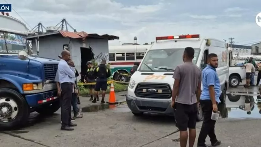 Ambulancia en terminal de buses de Colón.