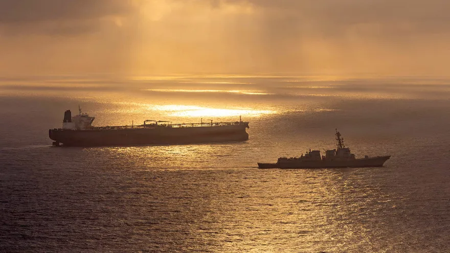 El USS Rafael Peralta (DDG 115), implementando un bloqueo marítimo contra el buque petrolero Herby, con bandera iraní