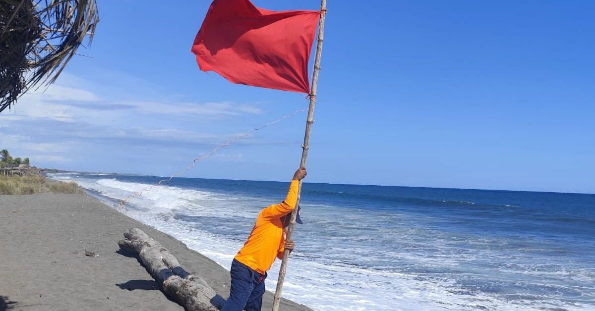 Alerta: Bandera roja por fuerte oleajes en costas del Pacífico; en La Barqueta se avistó un cocodrilo