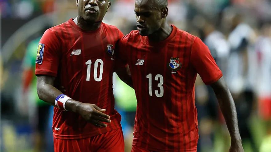 Tejada (i) lidera el ataque panameño.