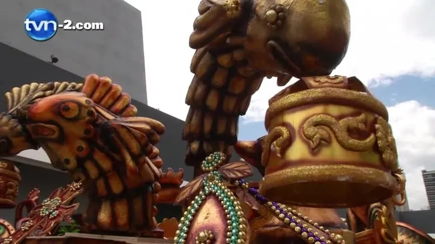 Autoridades supervisan instalación de tarimas en Cinta Costera