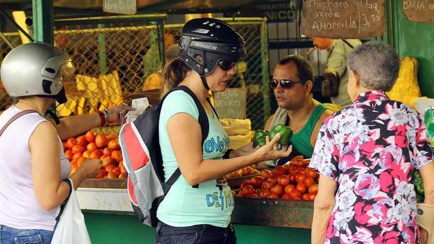 Tres mujeres hacen compras en un mercado, en La Habana (Cuba).
