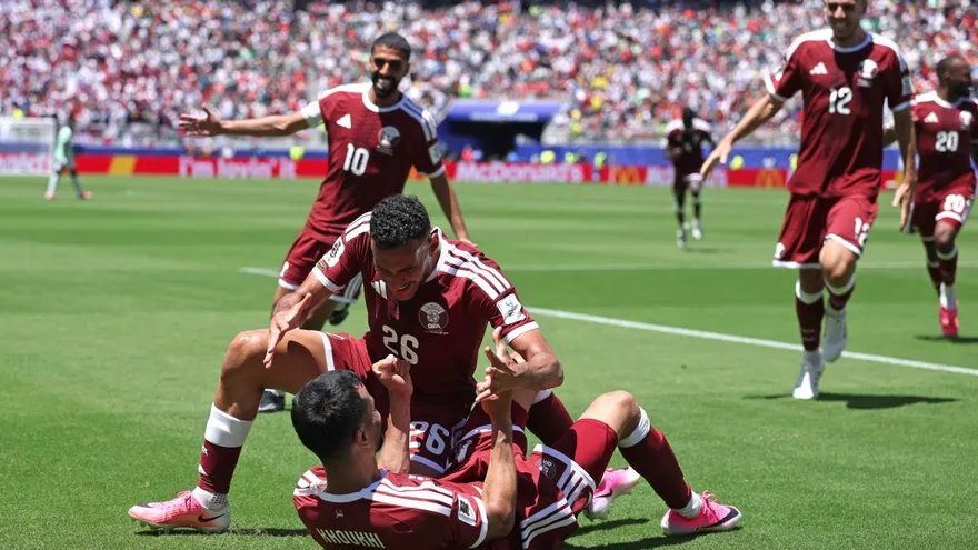 Boualem Khoukhi (en el suelo) celebra con sus compañeros de la Selección de Catar