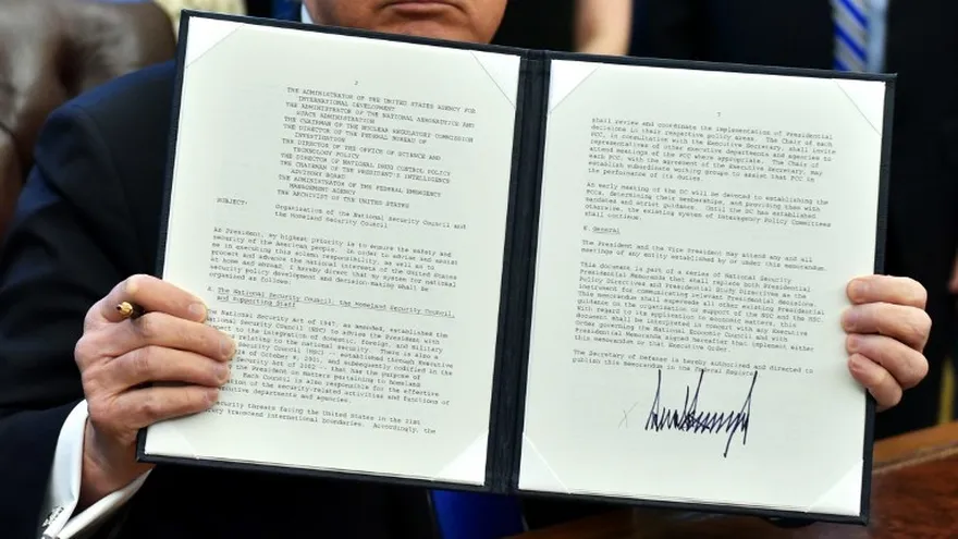 Entre las medidas tomadas por el nuevo gobierno de Estados Unidos está la de prohibir de manera temporal la entrada a ciudadanos de varios países principalmente árabes.