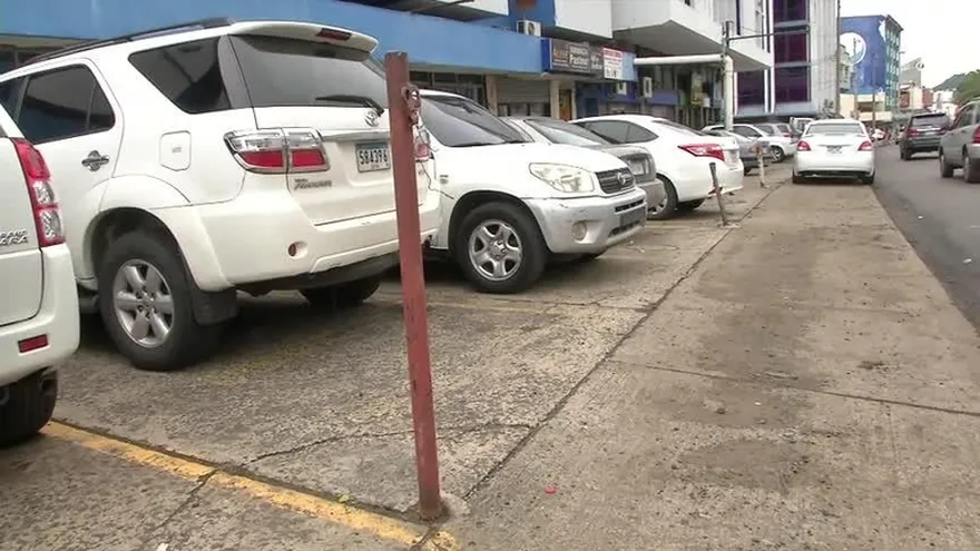 Comerciantes se oponen a aumento de tarifa de estacionamientos