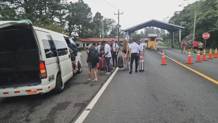 Pasajeros deben realizar múltiples trasbordos tras restricción de tránsito en Hornito