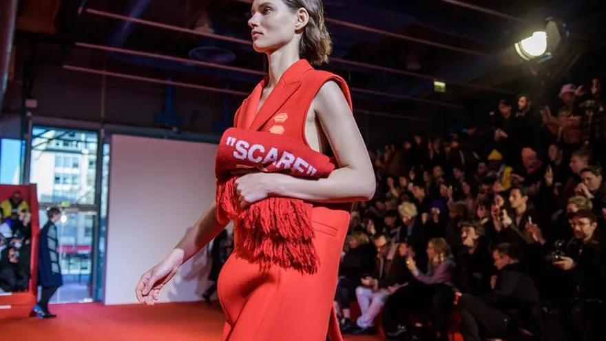 Un modelo luce una creación de la colección de otoño/nvierno 2018/2019 de la firma Off-White en la Semana de la Moda en París (Francia) hoy, 17 de enero de 2018. EFE