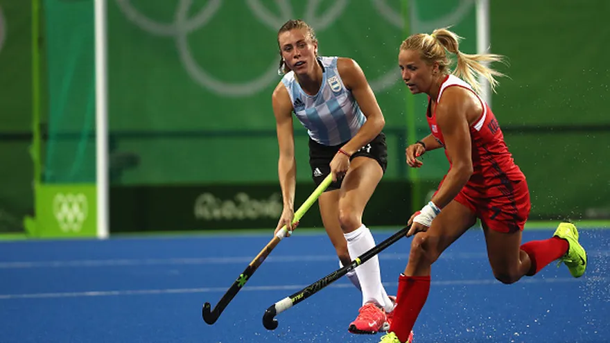 Acción del partido de hockey femenino entre Argentina y Estados Unidos