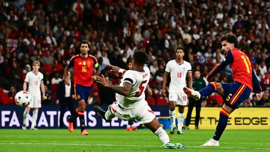 Alex Baena remata a portería durante el partido de Liga de Naciones entre España e Inglaterra