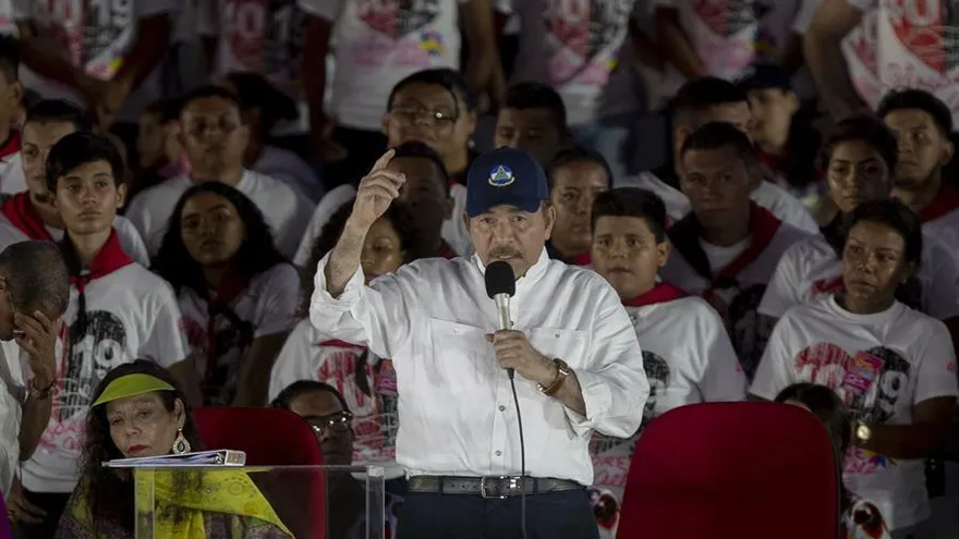 Daniel Ortega (d), presidente de Nicaragua.