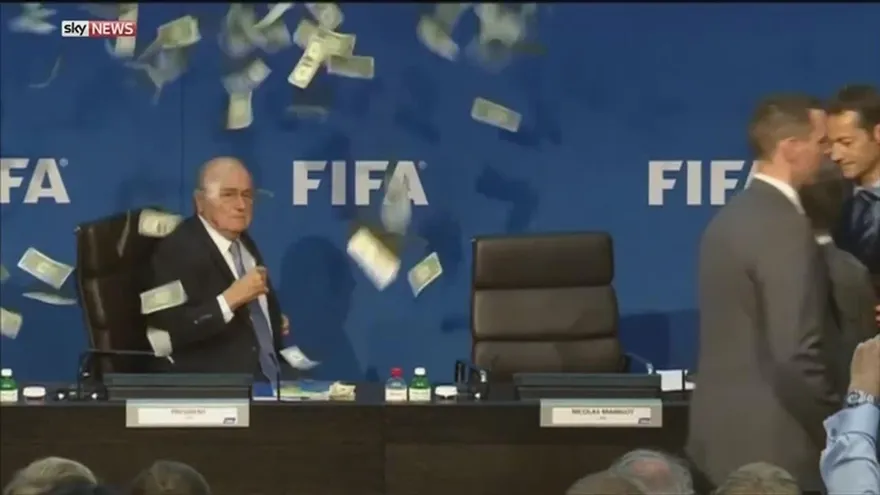 Comediante humilló a Joseph Blatter lanzándole dinero