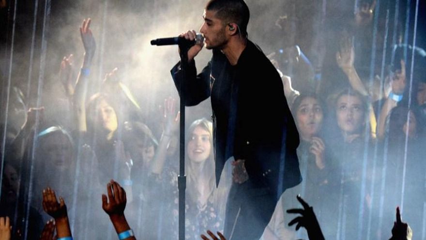 Imagen de la presentación musical de Zayn Malik en los premios iHeartRadio 2016