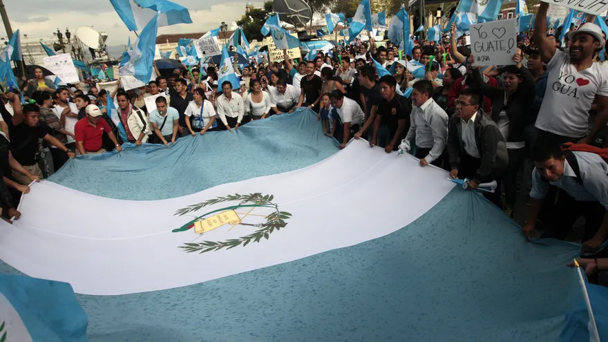 Manifestantes salen por las principales calles de Guatemala