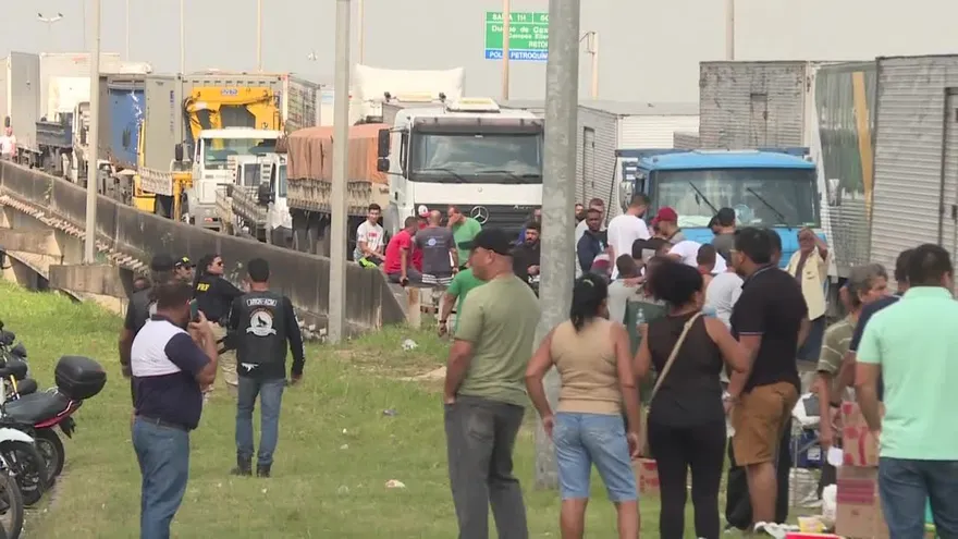 Huelga de camioneros paraliza Brasil y hunde a Petrobras