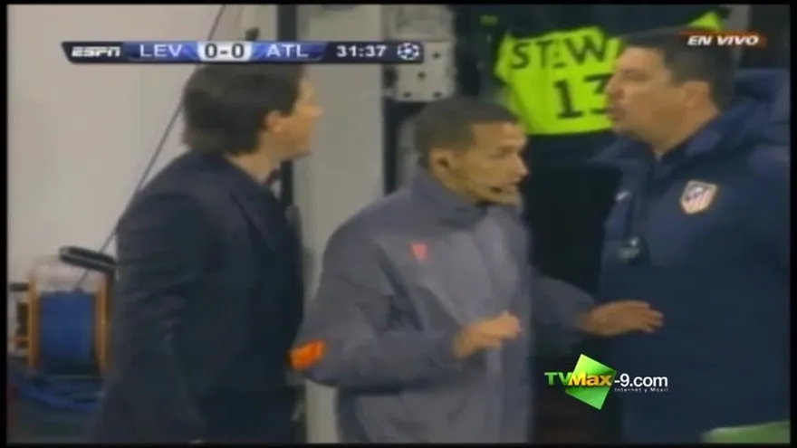 Técnicos discuten en pleno partido en Champions